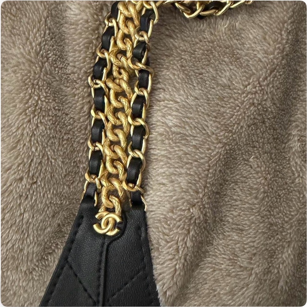 Elegant Black hobo Quilted Shoulder Bag - Picture 4 of 7